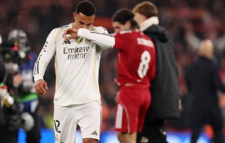 Liverpool rúng động vì CĐV gửi 'tạm biệt chuột' đến Arnold