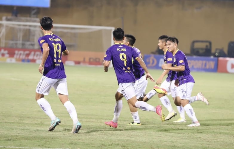 Trực tiếp Hà Nội 1-0 Bình Định: Văn Quyết ghi bàn