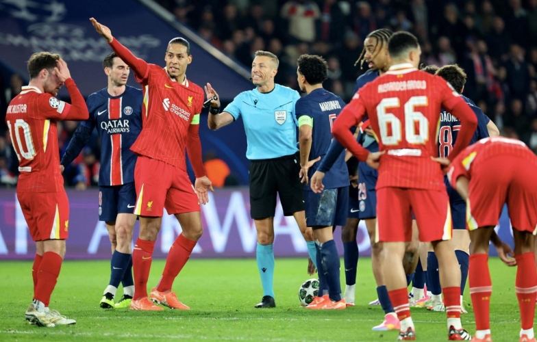 Báo Anh: 'VAR đứng về phía Liverpool'