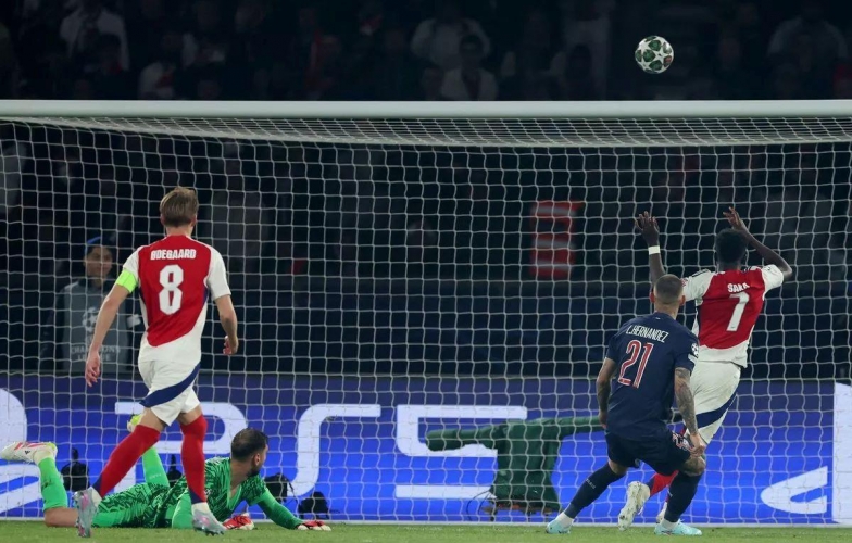 Khoảnh khắc đáng quên khiến Arsenal tan mộng Champions League