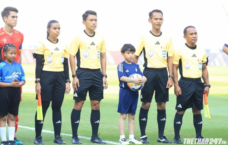 Trọng tài mắc sai lầm sơ đẳng trận U23 Việt Nam vs U23 Philippines