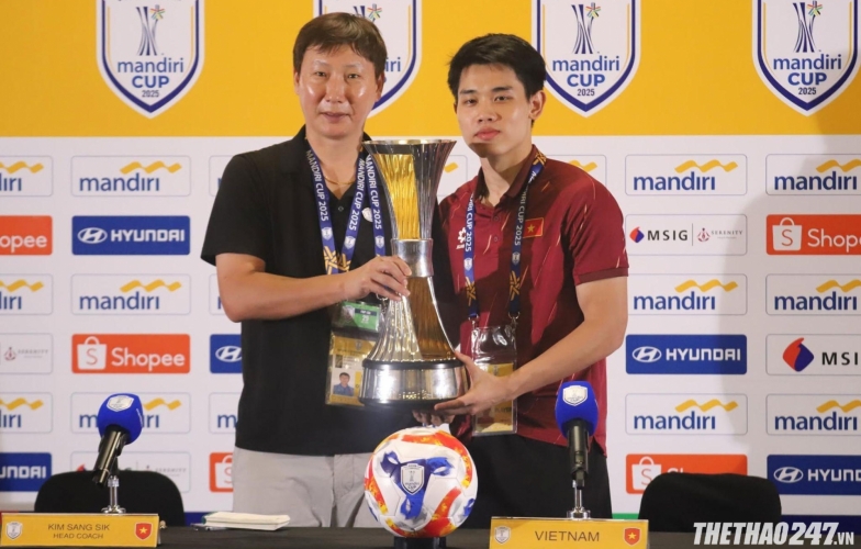 HLV Kim Sang Sik: 'Việc xếp chai nước không có ý cản U23 Indonesia ném biên'