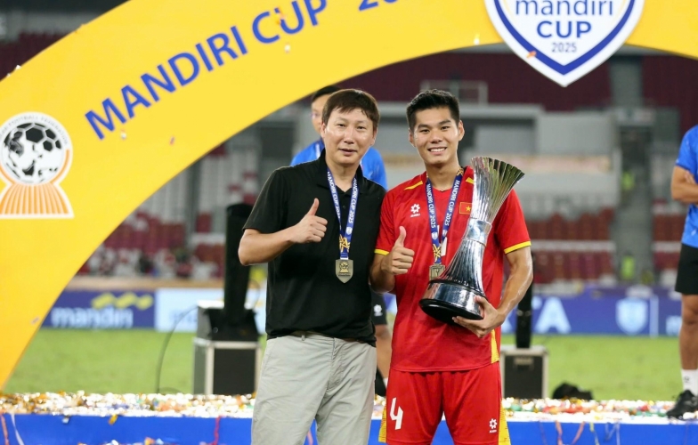 Vừa vô địch U23 Đông Nam Á, trung vệ U23 Việt Nam nâng cúp sau 2 ngày