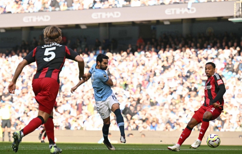 Thắng nghẹt thở Fulham, Man City bám sát ngôi đầu của Liverpool