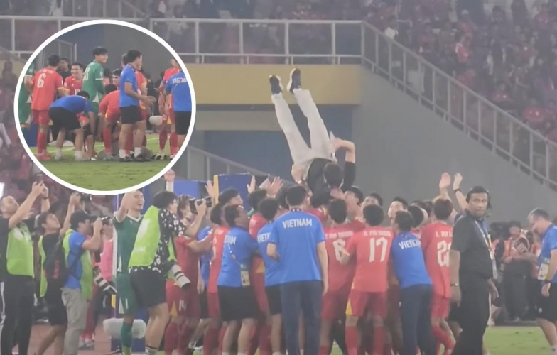 Cầu thủ U23 Việt Nam đỡ trượt khi tung HLV Kim Sang Sik lên không trung
