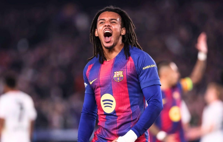 'Người hùng bất đắc dĩ' Kounde chỉ thẳng vấn đề của Barca