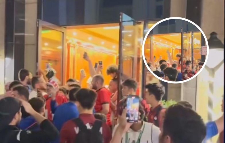 Cầu thủ Jordan đến chúc mừng và cảm ơn U23 Việt Nam