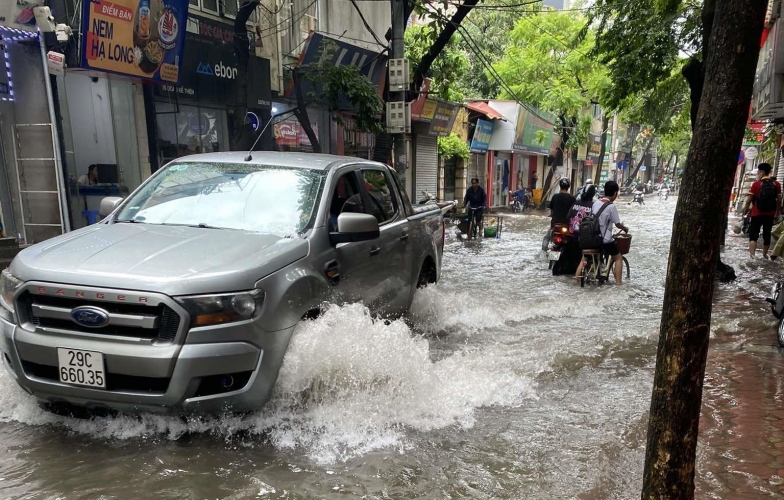 75 tuyến phố Hà Nội có thể ngập trong 3 giờ tới, tập trung quận Hoàn Kiếm và Thanh Xuân