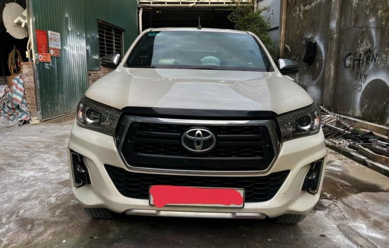 Giật mình với mức giá rao bán của Toyota Hilux 2020 2 cầu sau 4 năm lăn bánh