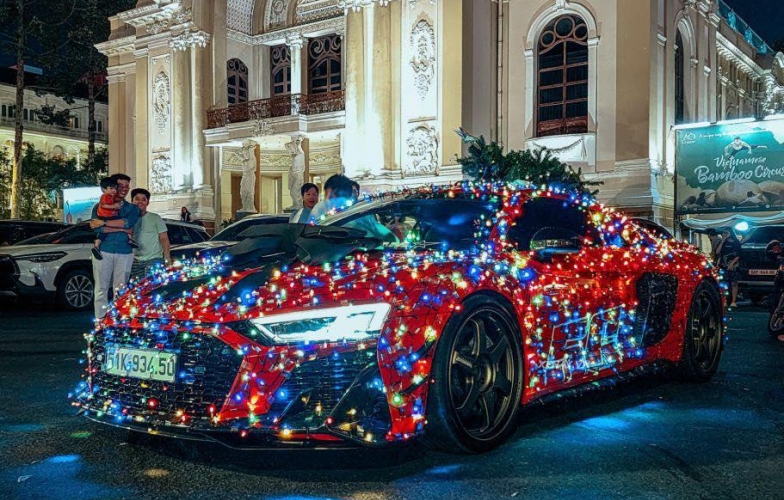 Audi R8 hóa 'cây thông di động' dạo phố Sài Gòn