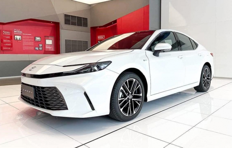 Mục sở thị Toyota Camry 2024 bản tiêu chuẩn đã xuất hiện tại đại lý