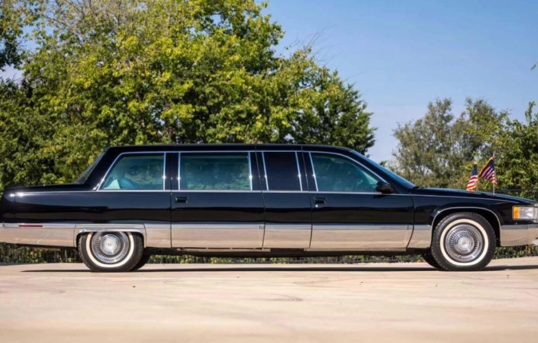 Xe limousine bọc thép của Cựu Tổng Thống Bill Clinton chuẩn bị đấu giá