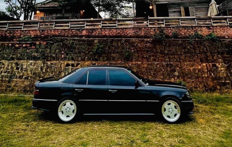 Hồi sinh ngoạn mục Mercedes-Benz E-Class 1993 từ bãi phế liệu