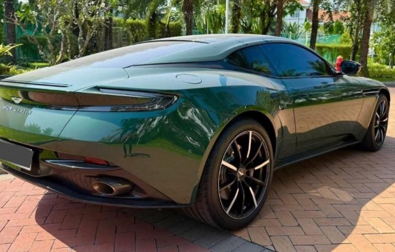 Lăn bánh 1.300 km, Aston Martin DB11 2022 'rẻ' gần 5 tỷ đồng so với mua mới