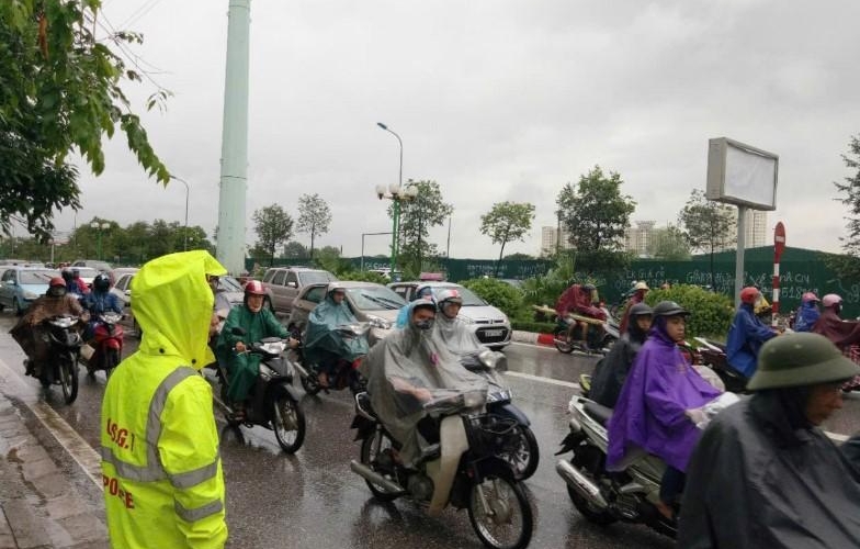 CSGT Hà Nội: Không có chuyện 'Dừng xe mặc áo mưa bị phạt 14 triệu đồng'.