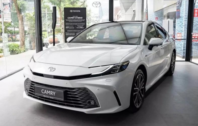 Toyota Camry 2.0Q 2025 chưa kịp ra biển số đã lên sàn xe cũ với giá hấp dẫn