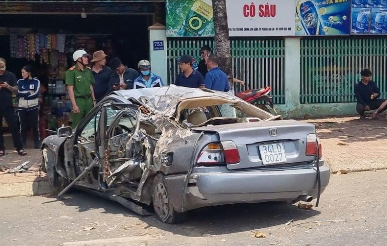 Ô tô mất lái tự gây tai nạn nghiêm trọng, tài xế có nồng độ cồn vượt 5 lần mức kịch khung