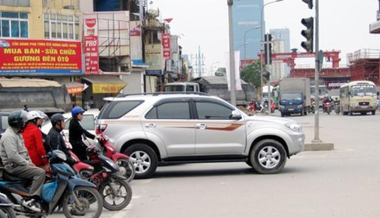 Dừng xe quá vạch đèn đỏ: Vì sao bị xử phạt nặng tới 20 triệu đồng?