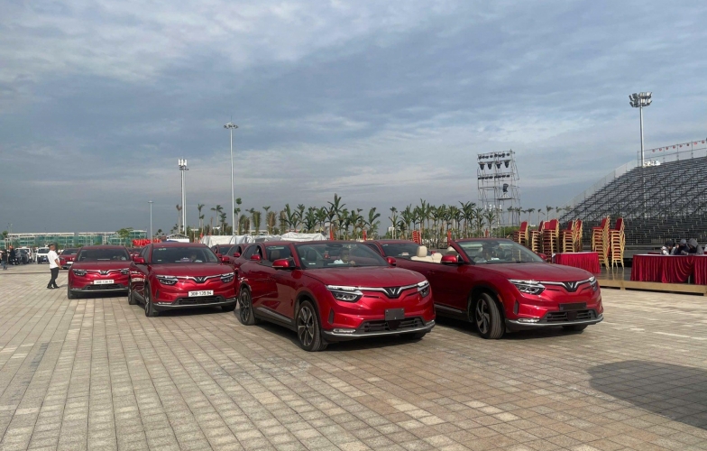 Chiêm ngưỡng cặp đôi VinFast VF 8 mui trần đầu tiên tại Hải Phòng: Thiết kế đậm chất thương mại, hai phiên bản khác biệt
