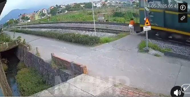Người phụ nữ bị tàu hỏa tông khi băng qua đường ray: Cảnh báo thói quen nguy hiểm buổi sáng