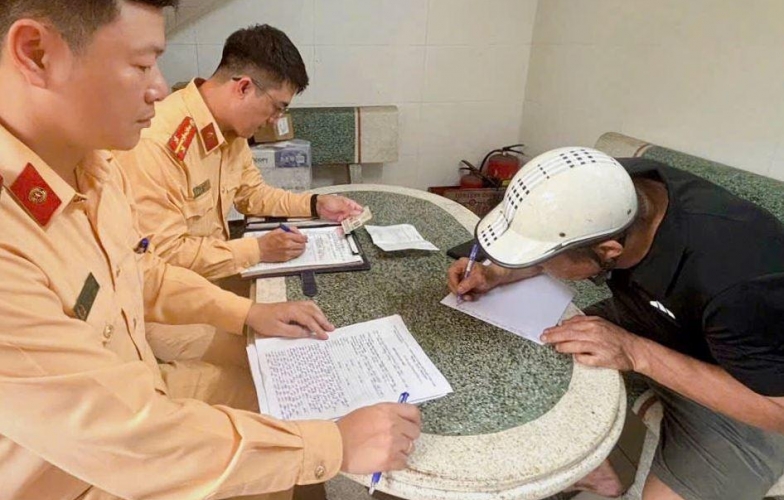 Bài học đắt giá cho tài xế và chủ xe khi bất cẩn làm bó sắt giữa đường