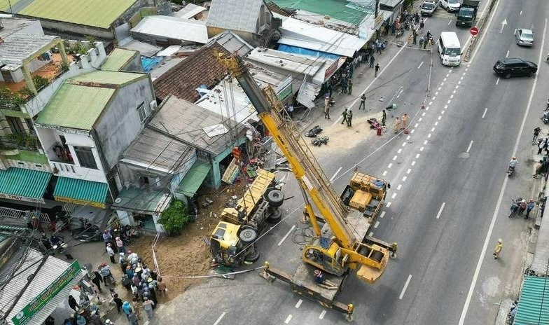 Xe tải mất lái lao vào nhà dân sau khi tránh xe máy: Cảnh báo điểm đen giao thông