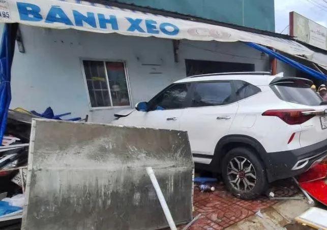 Phan Thiết: Ô tô mất lái tông xe máy, lao vào nhà dân khiến một người tử vong