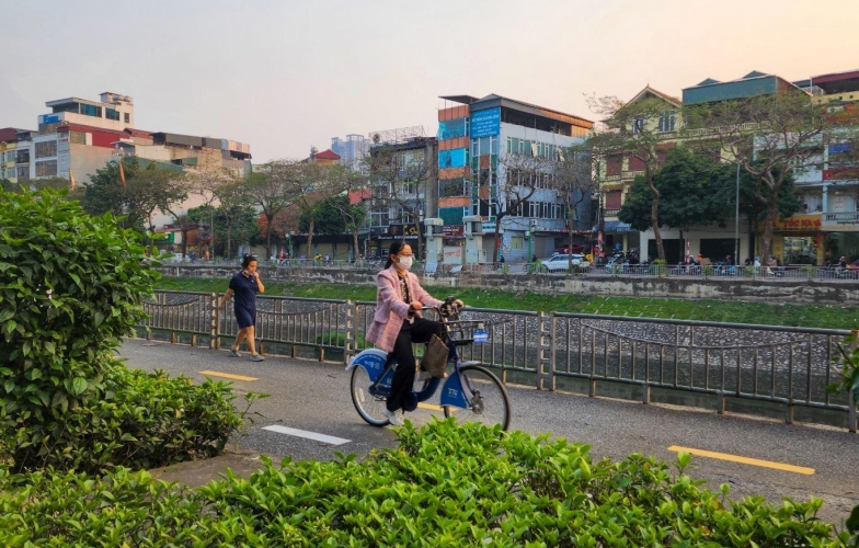 Tuyến đường xanh bên sông Tô Lịch thành “đường hoang”: Lỗi tại người dân hay quy hoạch?