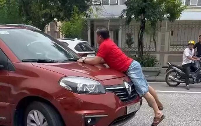 Va chạm nhẹ, người đàn ông liều lĩnh bám nắp capo ô tô đang chạy để chặn xe