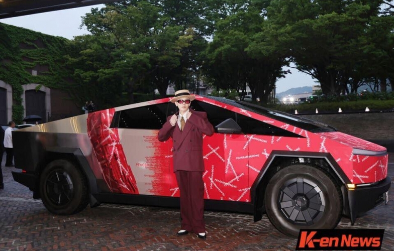 G-Dragon gây sốt khi mang Tesla Cybertruck đỏ rực đến sự kiện riêng