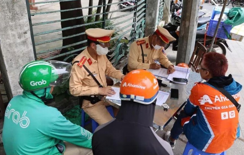 Xe ôm công nghệ “lĩnh đòn” vì vượt đèn đỏ, đi ngược chiều hàng loạt