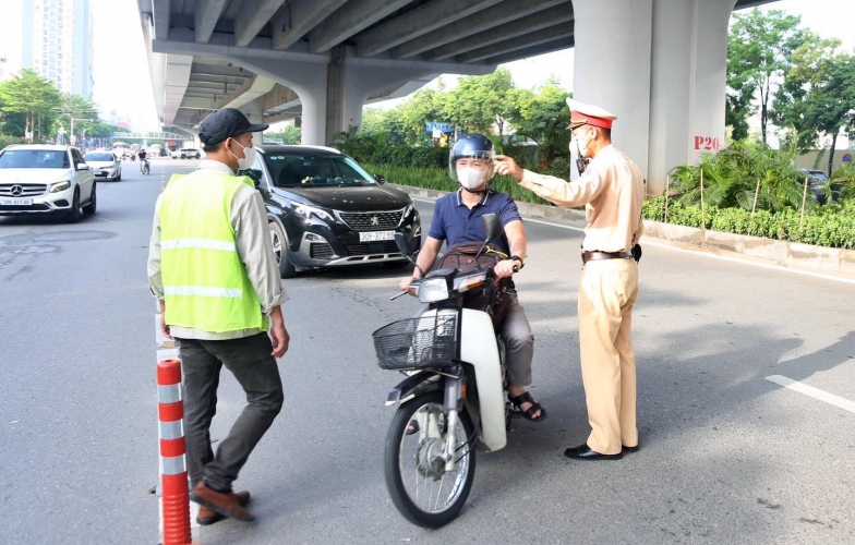 Ngày đầu phân làn giao thông ở Phạm Văn Đồng: Xe máy vẫn tràn vào làn ôtô, nguy cơ mất an toàn giao thông