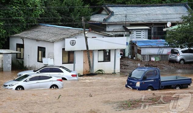 'Trận mưa lịch sử 200 năm có một': Hàn Quốc oằn mình chống chọi thiên tai giữa mùa hè dữ dội