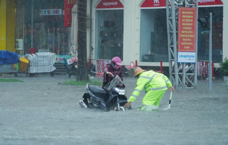 CSGT Thanh Hóa căng mình giữa mưa bão, hỗ trợ người dân vượt ngập an toàn