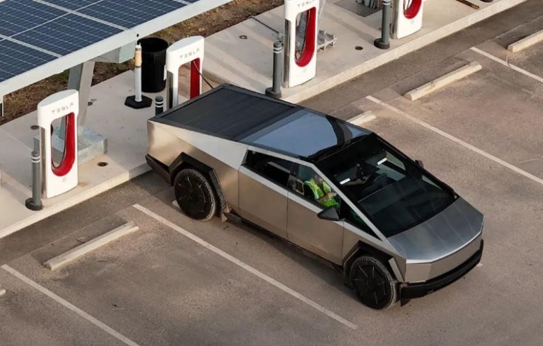 Tesla Cybertruck bất ngờ không khởi động dù cắm sạc liên tục, hãng phản hồi ra sao?
