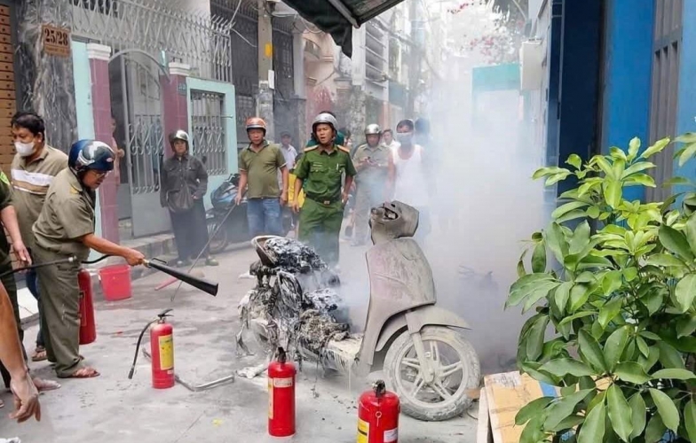 Xe điện không sạc vẫn cháy rụi, 7 người trong nhà tháo chạy qua ban công thoát thân