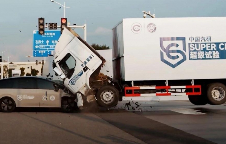 Hãng xe Trung Quốc gây tranh cãi với video thử nghiệm va chạm SUV điện và xe tải 8 tấn