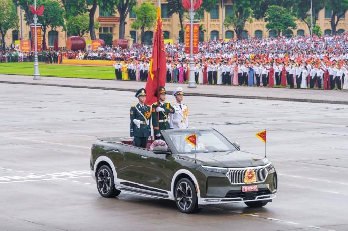 Choáng ngợp dàn VinFast VF 9 tại lễ Quốc khánh: 12 xe “thửa riêng” cho CSGT, bản mui trần lộ diện độc đáo