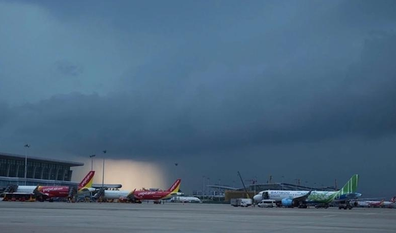 Bão Bualoi càn quét, hơn 450 chuyến bay bị gián đoạn trên diện rộng