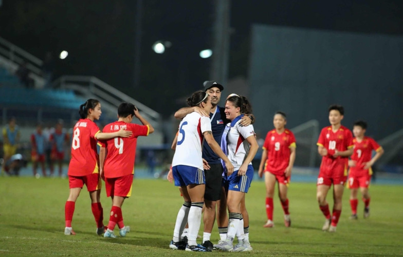 Thắng ĐT nữ Việt Nam đầy tranh cãi, Philippines vẫn được vinh danh