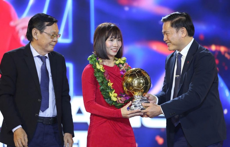 FIFA thán phục Thùy Trang với giải thưởng QBV Việt Nam