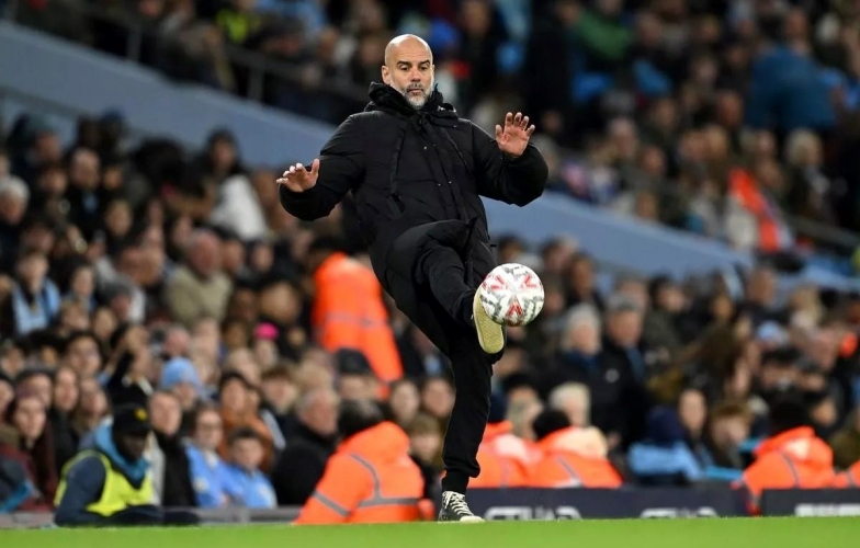 Pep Guardiola chê bóng thi đấu, FA lập tức phản pháo