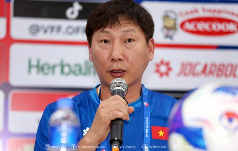 HLV Kim Sang Sik nói thẳng lý do không tin dùng cầu thủ trẻ