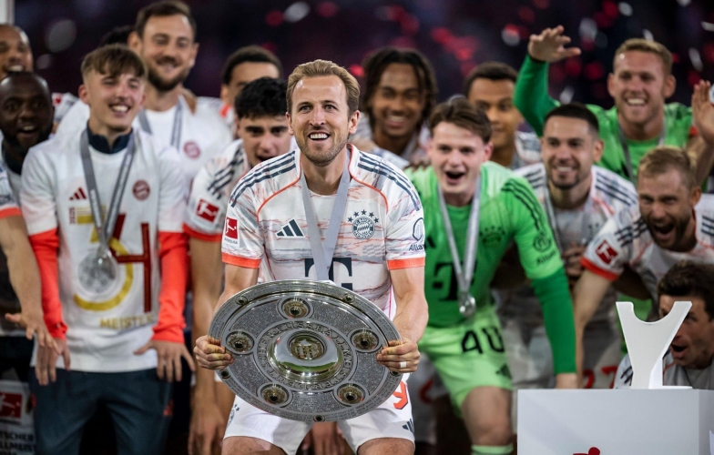 Kane ghi bàn trong ngày chính thức nâng đĩa bạc Bundesliga