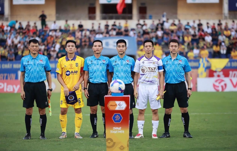 Trọng tài quên luật ở V-League bị đình chỉ nhiệm vụ