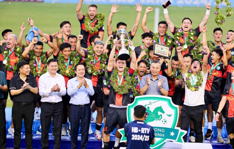 Chủ tịch VFF chúc mừng đội Hoàng Đức thăng hạng V-League