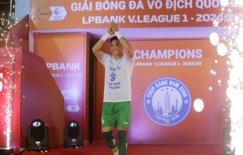 Nguyên Mạnh san bằng kỷ lục vô địch V-League của huyền thoại Võ Văn Hạnh