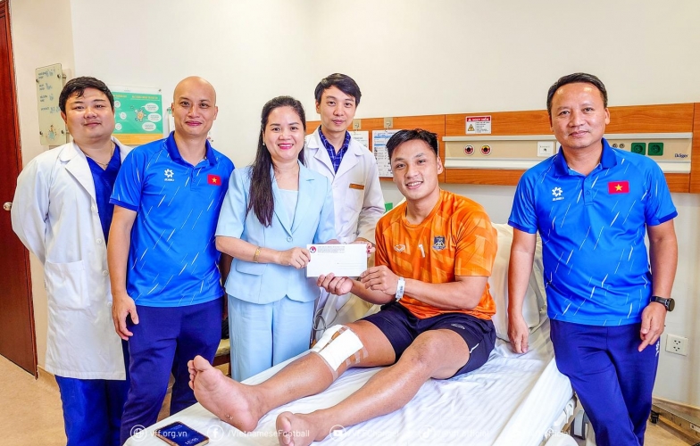 Thủ môn số 1 Việt Nam phải lên bàn mổ