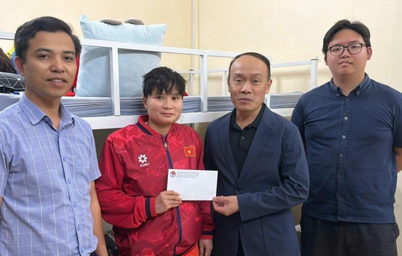 Lãnh đạo LĐBĐ Việt Nam thăm 2 cầu thủ lỡ hẹn SEA Games