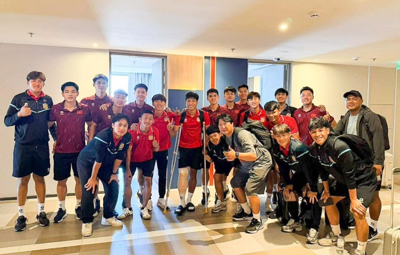 U22 Việt Nam bất ngờ tặng tiền cầu thủ Lào bị gãy chân